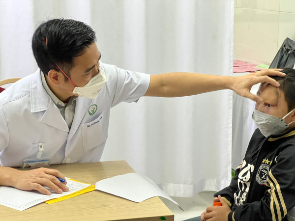 Phẫu thuật thành công u hốc mắt phức tạp cho cậu bé dân tộc Thái -0
