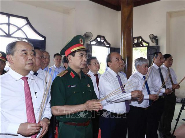 Chủ tịch nước dâng hương tưởng nhớ các Anh hùng liệt sĩ tại Thành cổ Quảng Trị -0