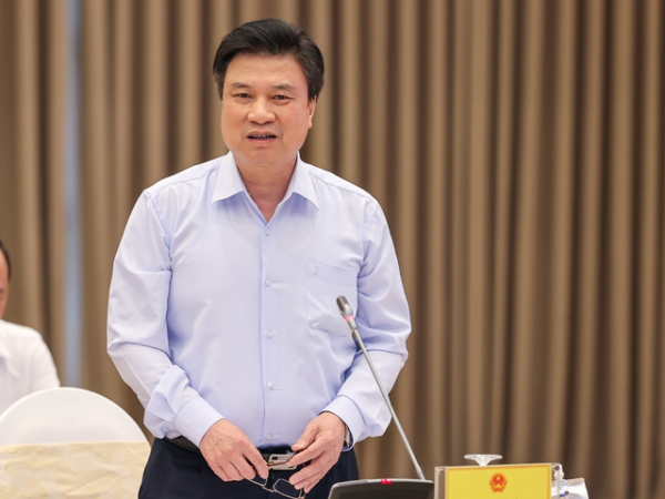 Thứ trưởng Bộ Giáo dục chia sẻ về video clip gây ảnh hưởng xấu của ca sỹ Sơn Tùng -0