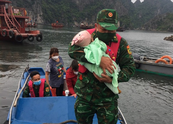 Rơi xuống biển, bé 1 tuổi được bộ đội biên phòng Quảng Ninh cứu sống -0