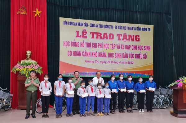 Trao tặng 200 phần quà và 50 xe đạp cho học sinh, người nghèo ở Quảng Trị -0