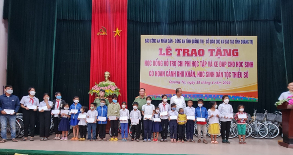 Trao tặng 200 phần quà và 50 xe đạp cho học sinh, người nghèo ở Quảng Trị -1