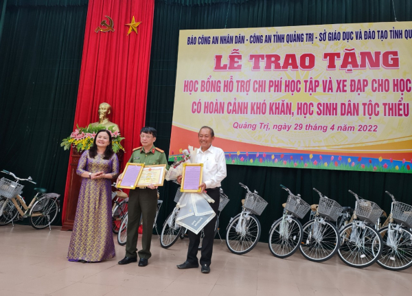 Trao tặng 200 phần quà và 50 xe đạp cho học sinh, người nghèo ở Quảng Trị -0