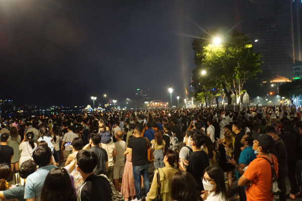 Người dân TP Hồ Chí Minh mãn nhãn với màn bắn pháo hoa mừng 47 năm thống nhất đất nước -4