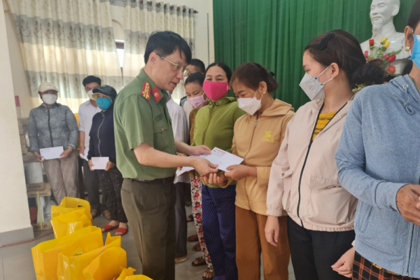 Báo CAND trao tặng 200 phần quà và 50 xe đạp cho học sinh, người nghèo ở Quảng Trị -0