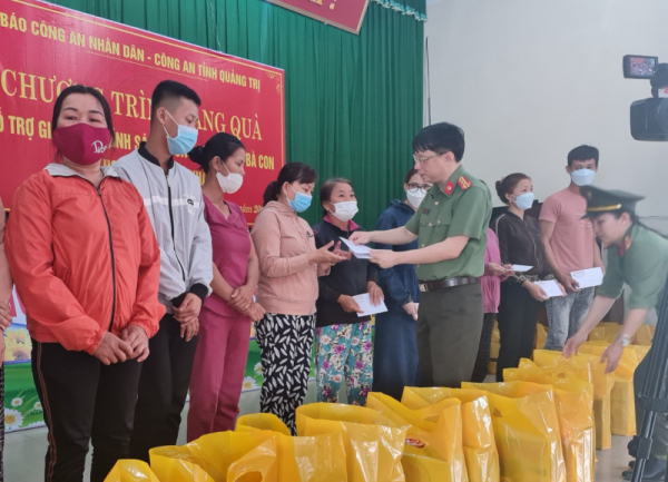 Báo CAND trao tặng 200 phần quà và 50 xe đạp cho học sinh, người nghèo ở Quảng Trị -1