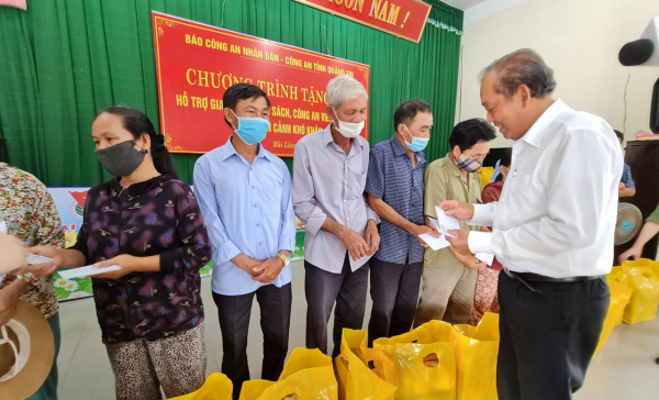Trao tặng 200 phần quà và 50 xe đạp cho học sinh, người nghèo ở Quảng Trị -2