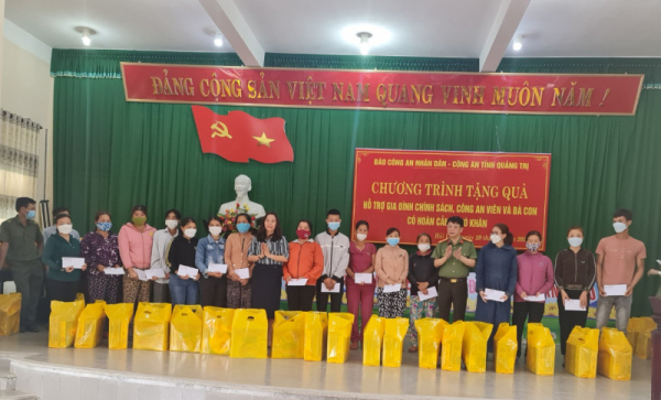 Báo CAND trao tặng 200 phần quà và 50 xe đạp cho học sinh, người nghèo ở Quảng Trị -2