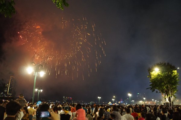 Người dân TP Hồ Chí Minh mãn nhãn với màn bắn pháo hoa mừng 47 năm thống nhất đất nước -3