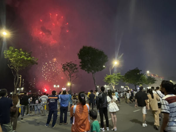 Người dân TP Hồ Chí Minh mãn nhãn với màn bắn pháo hoa mừng 47 năm thống nhất đất nước -4