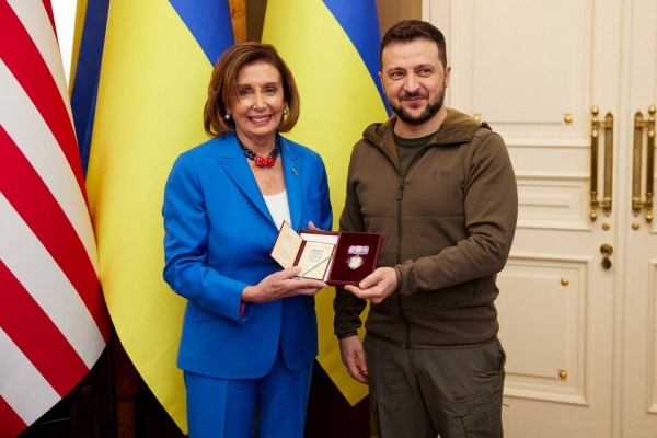 Chủ tịch Hạ viện Mỹ bất ngờ đến thăm Ukraine  -0