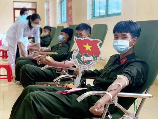 Trung đoàn CSCĐ Đông Bắc sôi nổi Ngày hội hiến máu -1