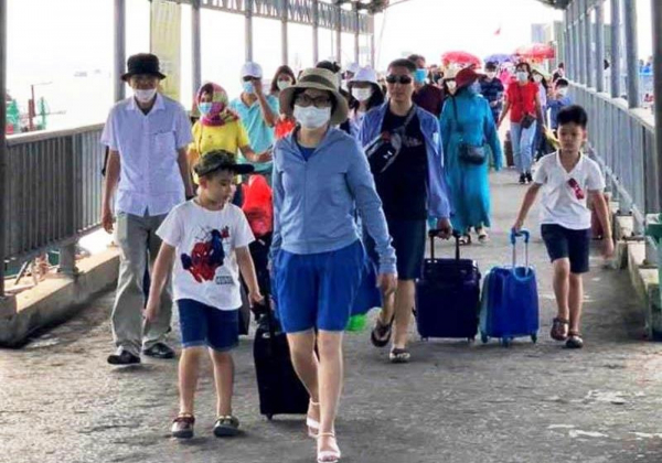 Hơn 300 nghìn lượt khách du lịch đến Quảng Ninh dịp nghỉ lễ 30/4 và 1/5 -0