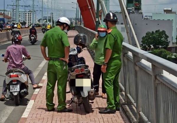 Nghe tiếng 2 sinh viên hô hoán, ghe thuyền tiếp cận cứu cô gái nhảy cầu Bình Lợi -0