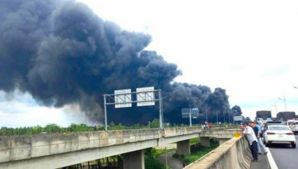 Cận cảnh chữa cháy xe tải chở hóa chất cháy trên cao tốc TP Hồ Chí Minh-Trung Lương -0