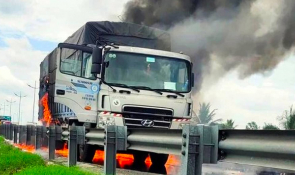 Cận cảnh chữa cháy xe tải chở hóa chất cháy trên cao tốc TP Hồ Chí Minh-Trung Lương -1