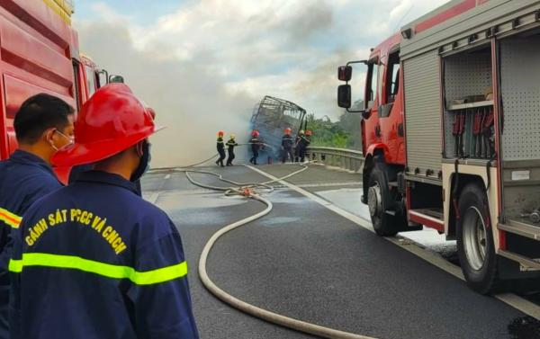 Cận cảnh chữa cháy xe tải chở hóa chất cháy trên cao tốc TP Hồ Chí Minh-Trung Lương -2