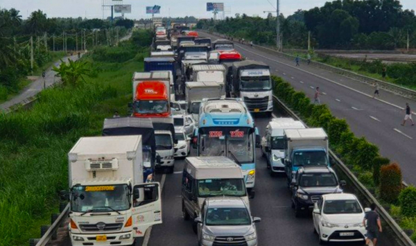 Cận cảnh chữa cháy xe tải chở hóa chất cháy trên cao tốc TP Hồ Chí Minh-Trung Lương -0