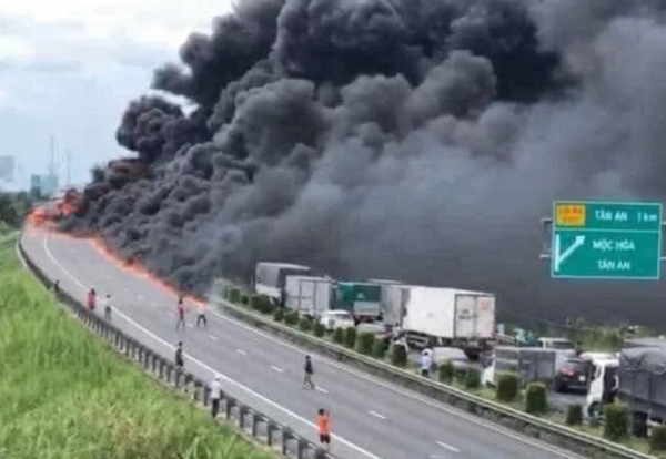 Đang xử lý vụ cháy xe chở dầu nhớt trên cao tốc TP Hồ Chí Minh-Trung Lương -0
