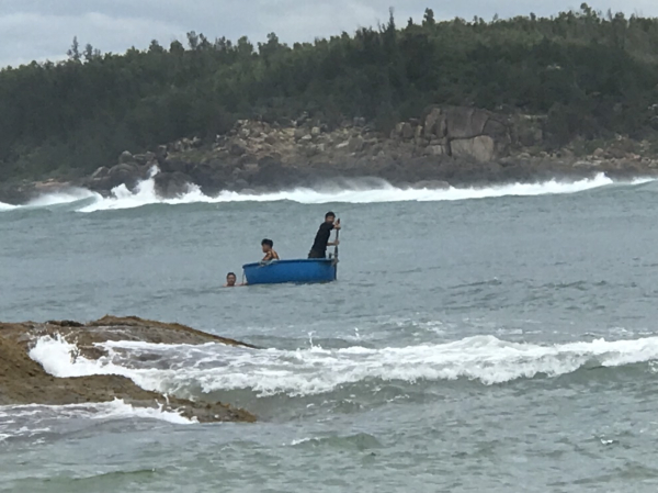 Quảng Ngãi: Ngư dân phụ quán kịp thời cứu 02 người chơi lễ bị đuối nước -0