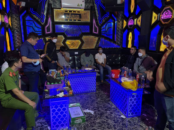 7 đối tượng thuê phòng karaoke tổ chức “tiệc” ma túy -0