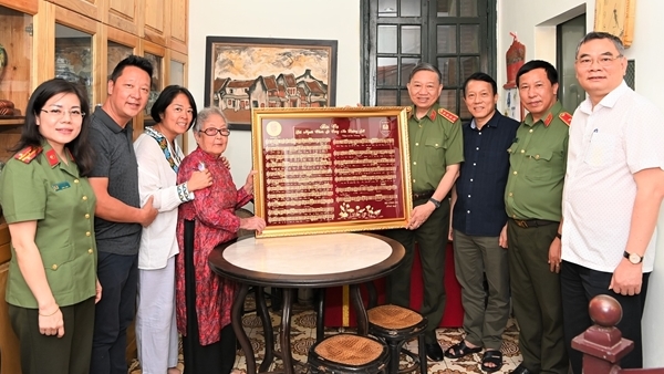 Bộ trưởng Tô Lâm trao tặng gia đình cố nhạc sĩ Hoàng Vân bức tranh thêu nghệ thuật