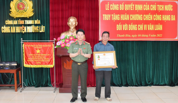 Truy tặng Huân chương chiến công hạng Ba cho đồng chí Trung tá Vi Văn Luân -0