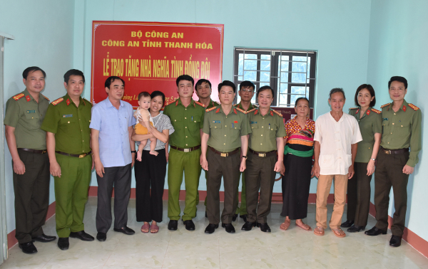 Truy tặng Huân chương chiến công hạng Ba cho đồng chí Trung tá Vi Văn Luân -0