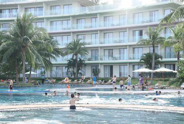 Hàng vạn du khách thích thú với kỳ nghỉ đa trải nghiệm tại resort 5 sao -0