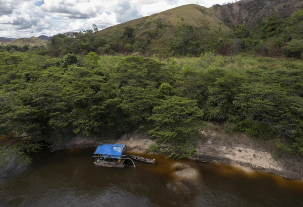 Cuộc chiến với vàng tặc trong rừng Amazon -0