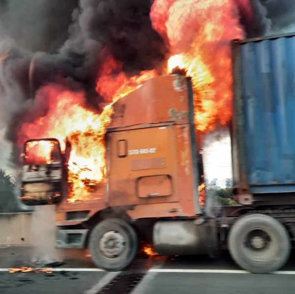 Cháy rụi đầu kéo container trên cao tốc TP Hồ Chí Minh-Long Thành-Dầu Giây -0