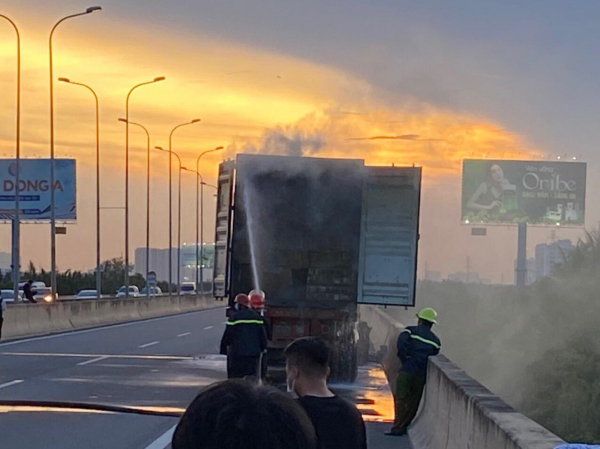 Cháy rụi đầu kéo container trên cao tốc TP Hồ Chí Minh-Long Thành-Dầu Giây -2