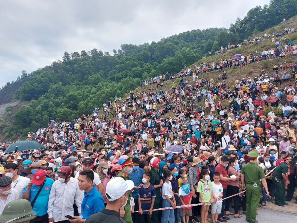 Hàng vạn người chiêm ngưỡng màn trình diễn bay Khinh khí cầu chào mừng SEA Games 31 tại Hà Tĩnh -0