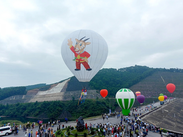 Hàng vạn người chiêm ngưỡng màn trình diễn bay Khinh khí cầu chào mừng SEA Games 31 tại Hà Tĩnh -0