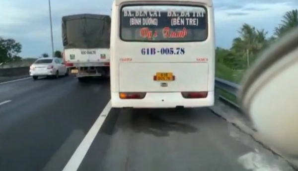 Xe cứu thương hú còi trong vô vọng trên đường cao tốc TP HCM - Trung Lương -0