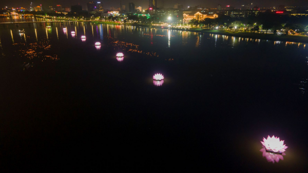Thắp sáng 7 hoa sen “khổng lồ” trên sông Hương mừng Tuần lễ Phật Đản -0