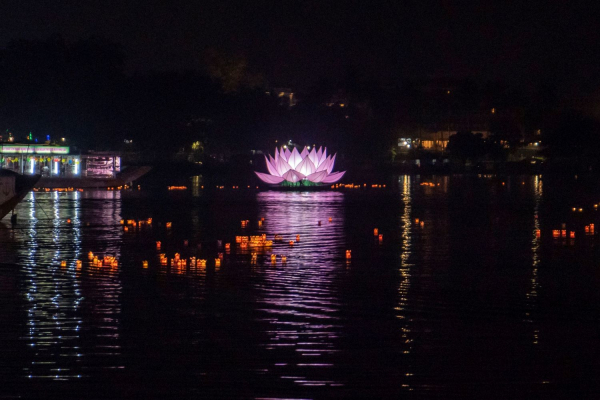 Thắp sáng 7 hoa sen “khổng lồ” trên sông Hương mừng Tuần lễ Phật Đản -0