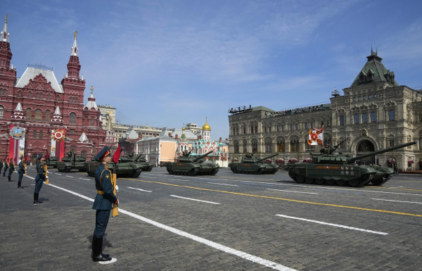 Lính Nga tham chiến ở Ukraine duyệt binh trên Quảng trường Đỏ -0