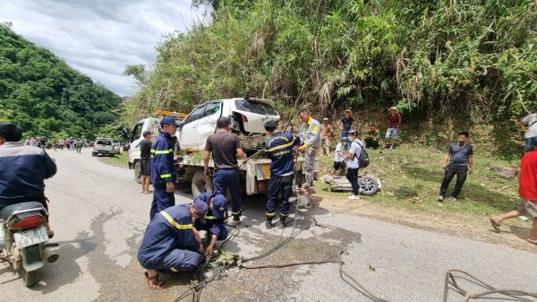 Nỗ lực tìm kiếm tài xế cùng xe ô tô rơi xuống lòng hồ thuỷ điện Nậm Bú -0