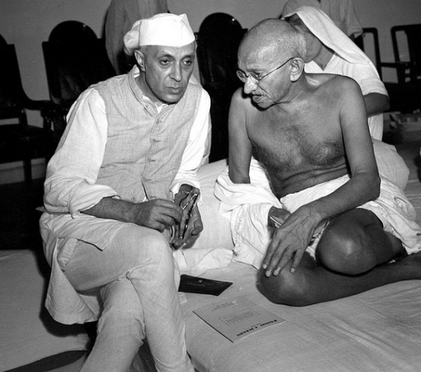 cố thủ tướng jawaharlal nehru (trái) và vị cha già dân tộc mahatma gandhi.jpg -0