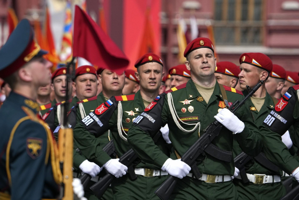 Lính Nga tham chiến ở Ukraine duyệt binh trên Quảng trường Đỏ -0