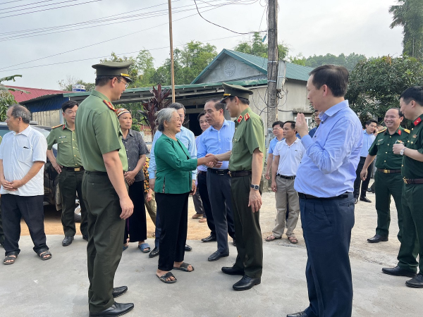 Bộ Công an trao tặng nhà và kinh phí hỗ trợ xây dựng nhà cho các hộ nghèo tại Tuyên Quang -0