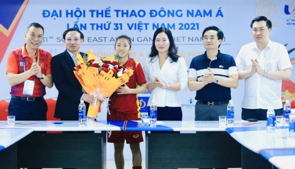 Quảng Ninh tặng đội tuyển bóng đá nữ Việt Nam 200 triệu đồng -0