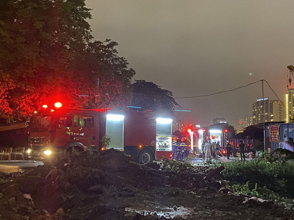 Kịp thời dập tắt đám cháy lớn gần SVĐ Mỹ Đình  -1
