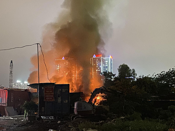 Kịp thời dập tắt đám cháy lớn gần SVĐ Mỹ Đình  -1