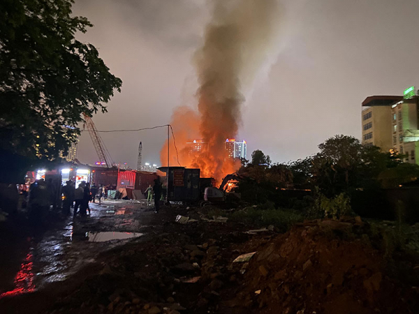 Kịp thời dập tắt đám cháy lớn gần SVĐ Mỹ Đình  -0