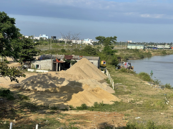 Đà Nẵng: Mạnh tay xử lý các bãi tập kết cát, bãi chứa vật liệu xây dựng trái phép -0