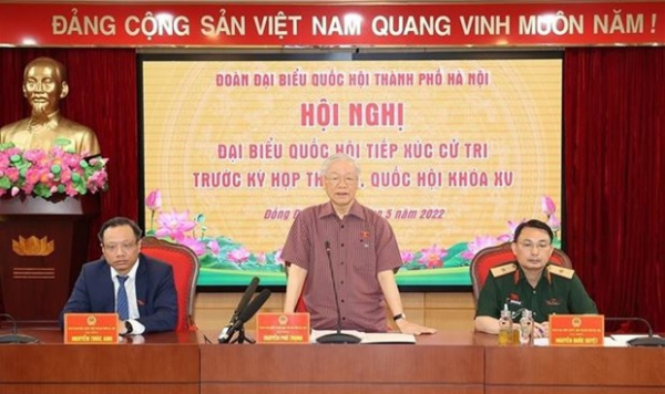 Party chief meets voters in Hanoi -0