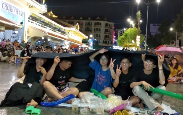 Người dân Chợ Lớn đội mưa cổ vũ U23 Việt Nam -3