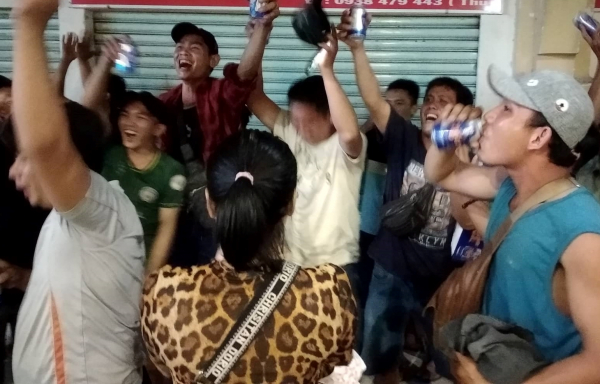 Người dân Chợ Lớn đội mưa cổ vũ U23 Việt Nam -2